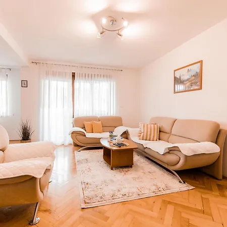 Apartman Centar 2 דירה