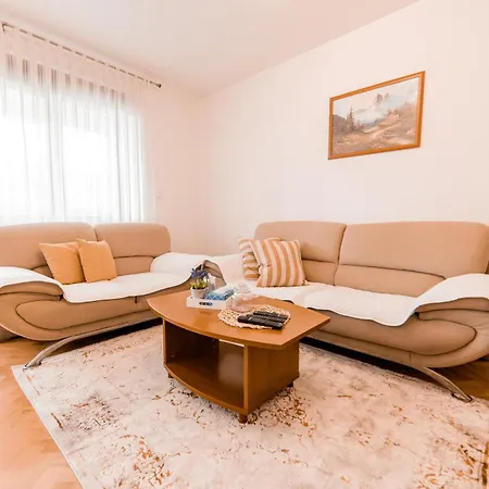 Apartman Centar 2 * ליבנו