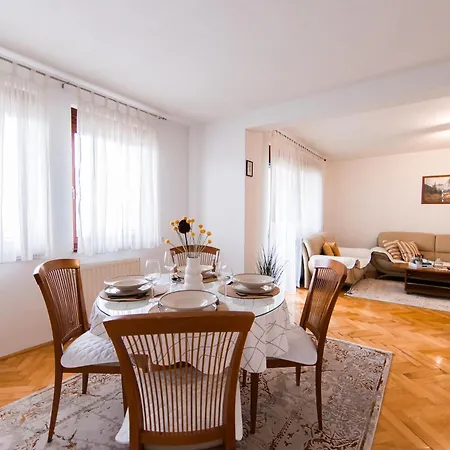 Apartman Centar 2 *