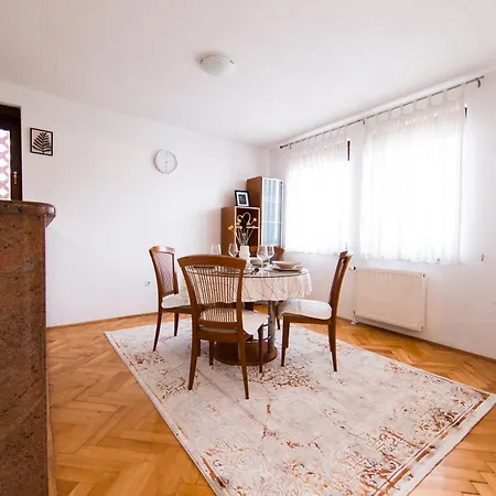 Apartman Centar 2 דירה *