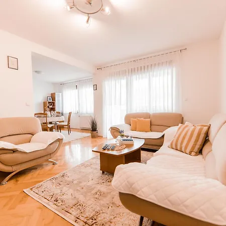 Apartman Centar 2 * ליבנו